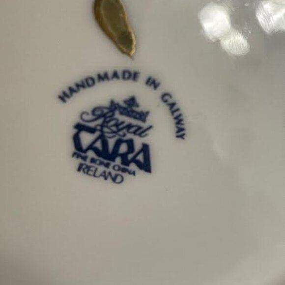 A Beautiful Vintage Royal Tara  Bone China Vase Wedding White Floral Ireland - Picture 7 of 10